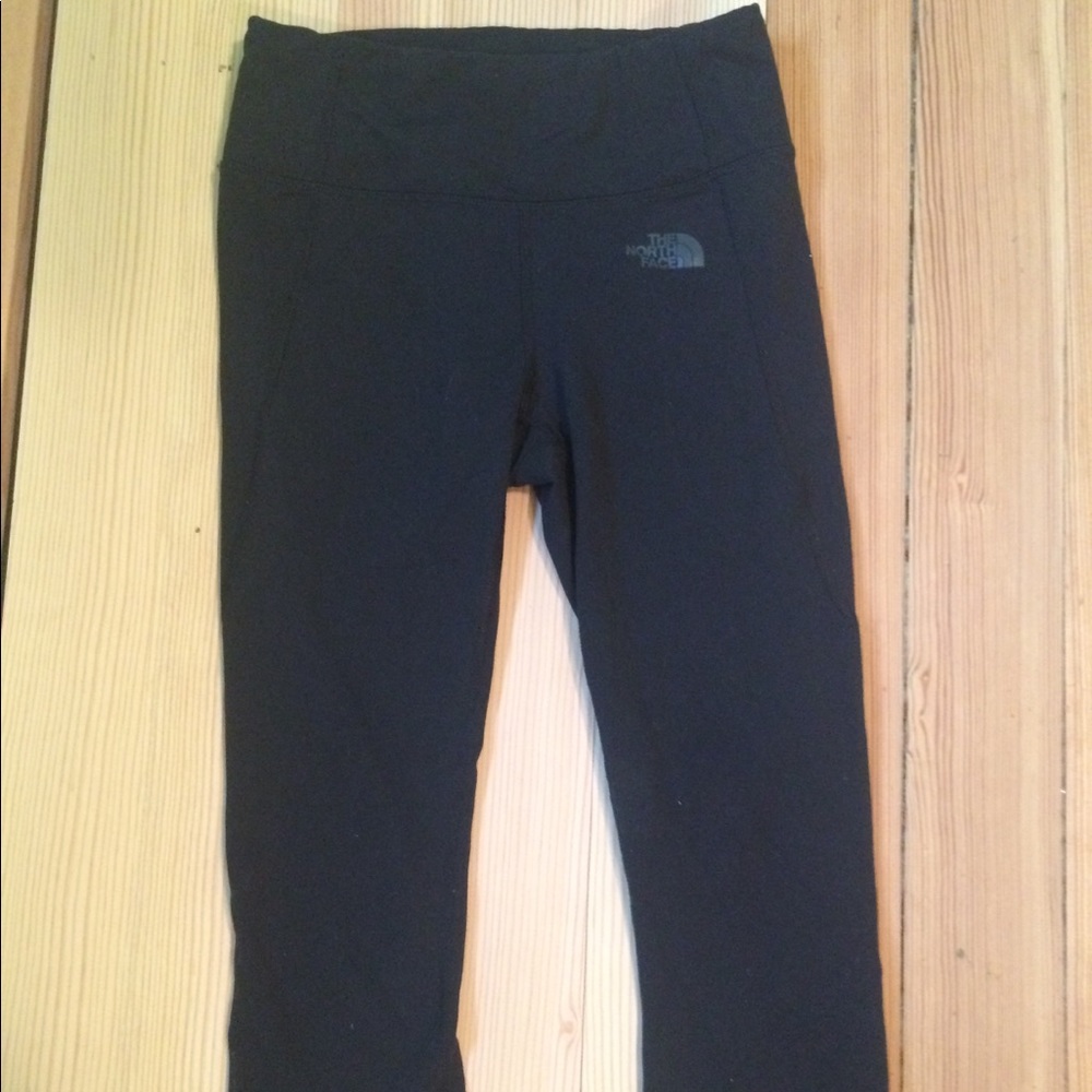 NEW- North Face Women’s XS Black legging (crop)